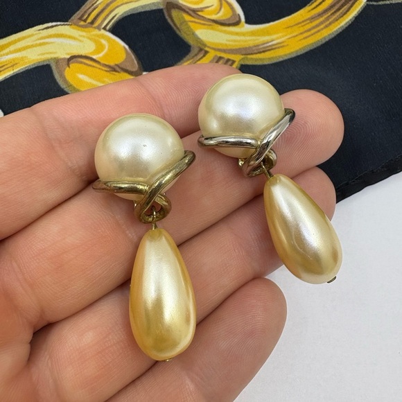 Vintage 90s Gold and Pearl drop earrings- pierced - Picture 1 of 5
